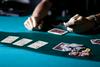 Pokeraške noči v zakajenih sobah: iskanje ravnotežja med znanjem in srečo