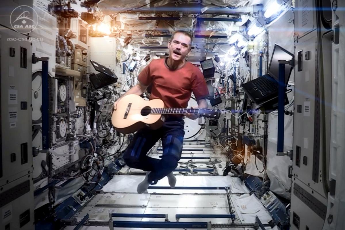 Podoba, zaradi katere je širša javnost spoznala Chrisa Hadfielda. Videospot njegove priredbe pesmi Space Oddity je samo na Youtubu zabeležil več kot 28 milijonov ogledov. Foto: EPA