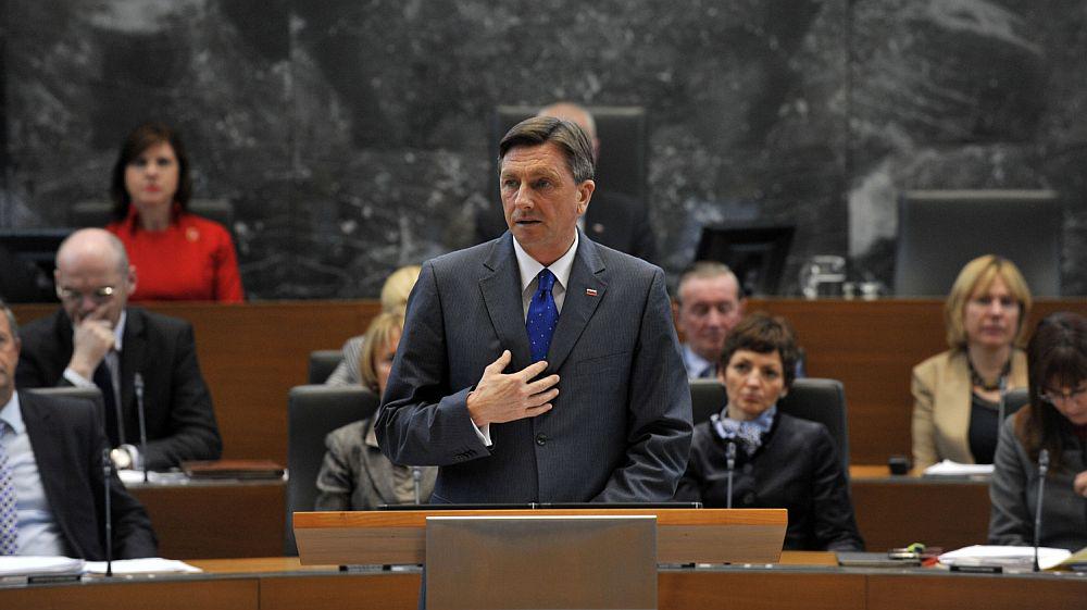Predsednik Pahor je ob začetku nadaljevanja izredne seje stopil pred poslance. Foto: BoBo