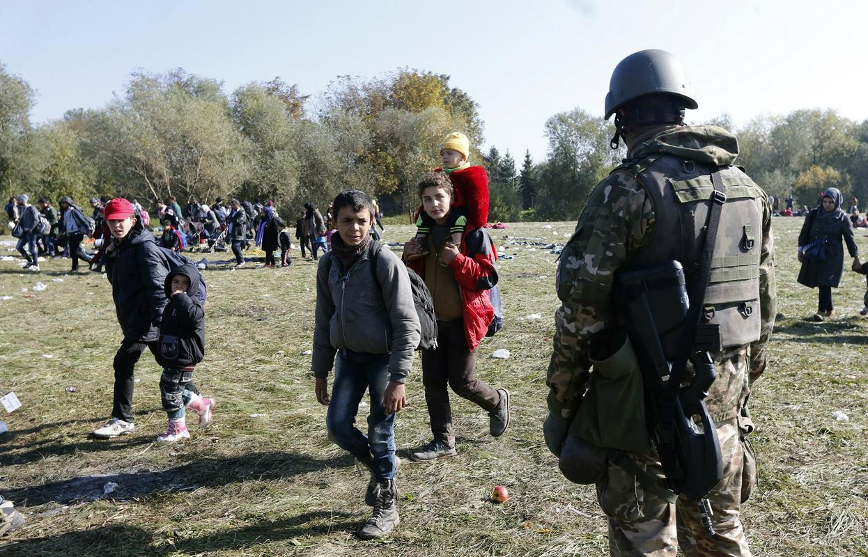 Vojaki na meji, ki pričakajo begunce, so v polni bojni opremi, opremljeni tudi s strelnim orožjem. V humanitarnih dejavnostih,  ko recimo pomagajo pri sanaciji po naravnih nesrečah, so vojaki neoboroženi. Foto: EPA
