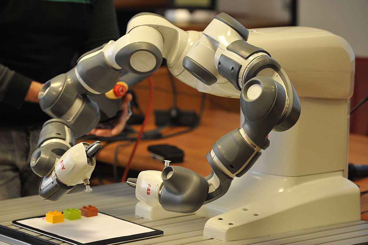 Yumi velja za prvega varnega robota, ki ob nenadzorovanem stiku zazna človeka in se ustavi, kar omogoča skupno delo robota in človeka. Foto: BoBo
