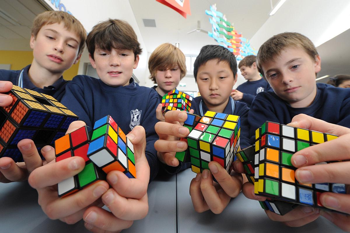 Rubikova kocka je priljubljena predvsem med mlajšo populacijo. Foto: EPA