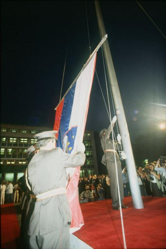Na Trgu republike v Ljubljani so ob razglasitvi neodvisnosti prvič razvili novo slovensko zastavo. Foto: BoBo