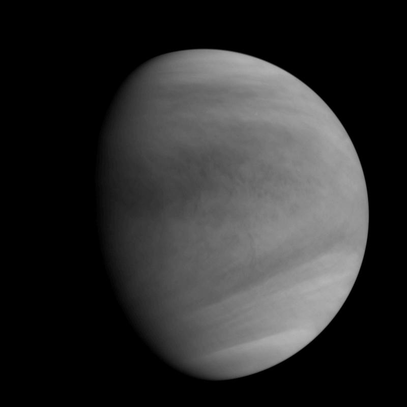 Eden prvih Akacukijevih posnetkov Venere s precejšnje oddaljenosti - 72.000 kilometrov, v ultravijolični svetlobi, da se vidijo tudi obrisi površja. V prihodnjem letu se lahko nadejamo še precej bolj kakovostnih posnetkov tega dokaj malo preučevanega planeta. Foto: Jaxa