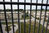 V Sloveniji majhen delež zapornikov, a visoka prezasedenost zaporov
