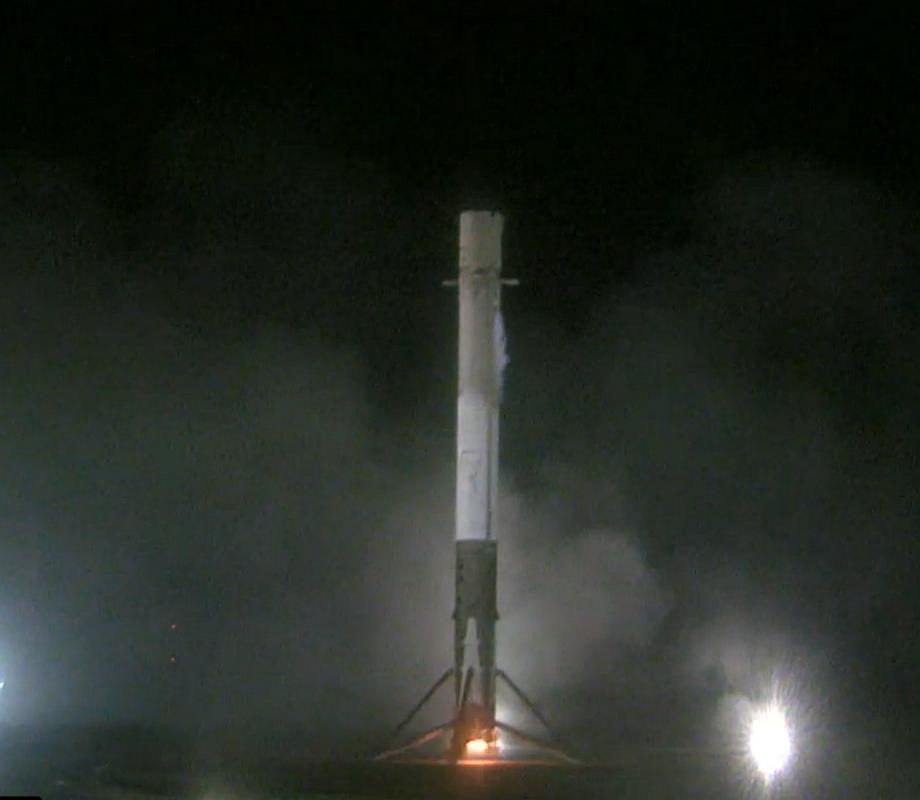 Rakete SpaceX-a zdaj zanesljivo pristajajo in so znova uporabljane, tako da početje - čeprav unikum na svetovni ravni - sploh ni več novica. Novice so le konkurenti, ki se stisnjenih zob odločajo za posnemanje koncepta. Foto: SpaceX