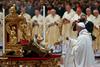 Foto: Papež Frančišek daroval polnočnico v Vatikanu