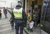 Prosilec za azil na Švedskem zabodel uslužbenko begunskega centra