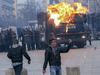 Foto: Na protestu 100.000 ljudi v Prištini zagorela vladna palača