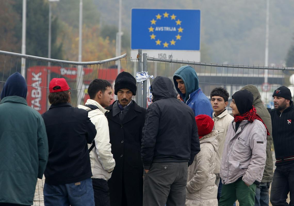 Avstrijci tudi po današnji odločitvi vrha na Dunaju prebežnike še vedno sprejemajo na ustaljen način, so potrdili na policiji. Slovenija pa bo v primeru omejevanja vstopa prebežnikov v Avstrijo enak ukrep predvidela na meji s Hrvaško. Foto: Reuters