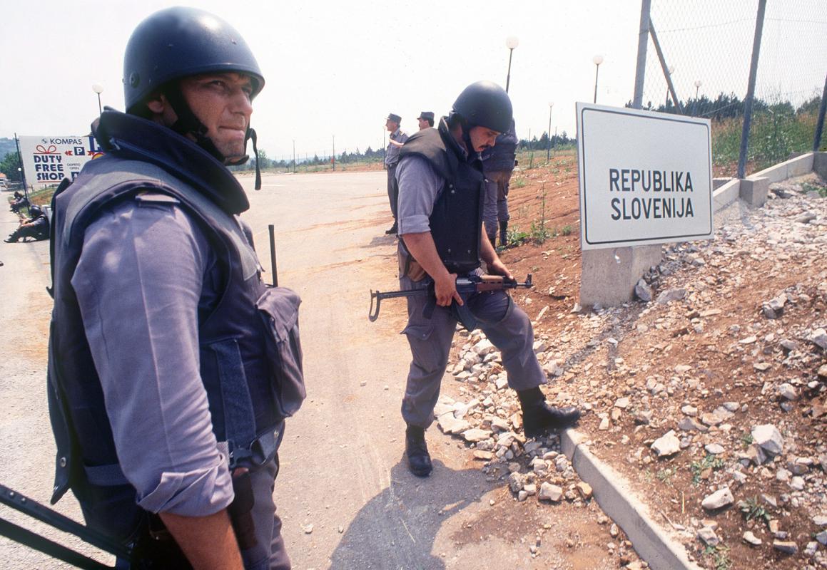 Slovenski miličniki stražijo mejni prehod. Foto: BoBo