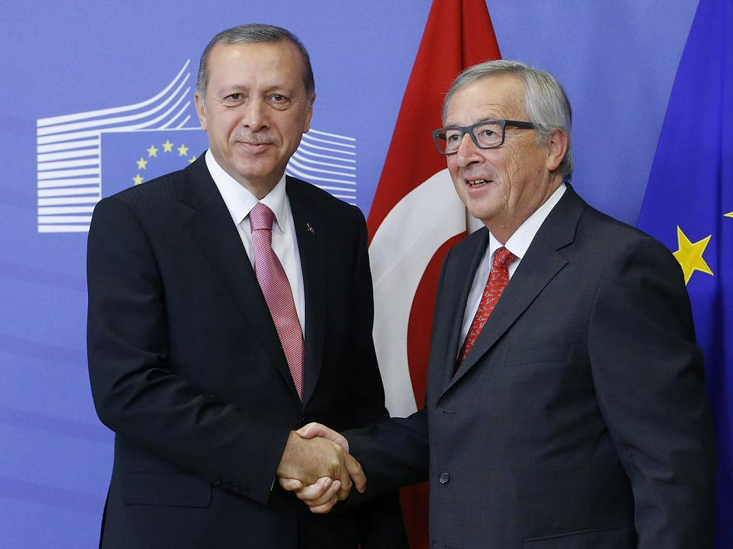 EU in Turčija sta konec novembra lani dosegli dogovor o pomoči Unije Turčiji pri njeni oskrbi več kot dveh milijonov sirskih beguncev. Turčija naj bi prejela tri milijarde evrov v dveh letih, Ankara pa je zahtevala toliko v enem letu. Na fotografiji turški predsednik Recep Tayyip Erdogan (levo) in predsednik Evropske komisije Jean-Claude Juncker (desno). Foto: EPA