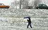 Snežni začetek šolskih počitnic, ponekod lahko zapade tudi do 20 cm snega