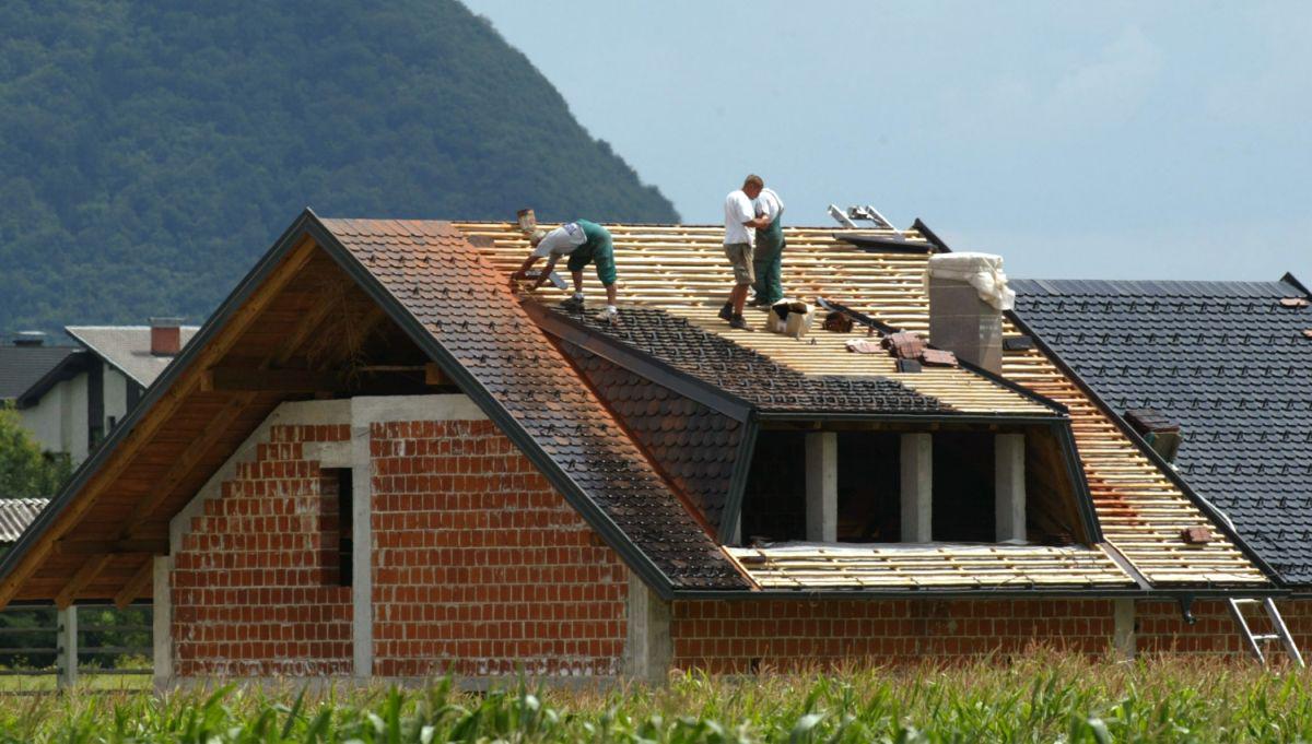Nad gradnjo doma bo moral dejavno bedeti vodja gradnje, ki bo lahko le pooblaščen arhitekt ali pooblaščen inženir. Foto: BoBo/Srdjan Živulović