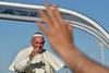 Papež Frančišek sklenil obisk Mehike z obsodbo tragičnih usod beguncev