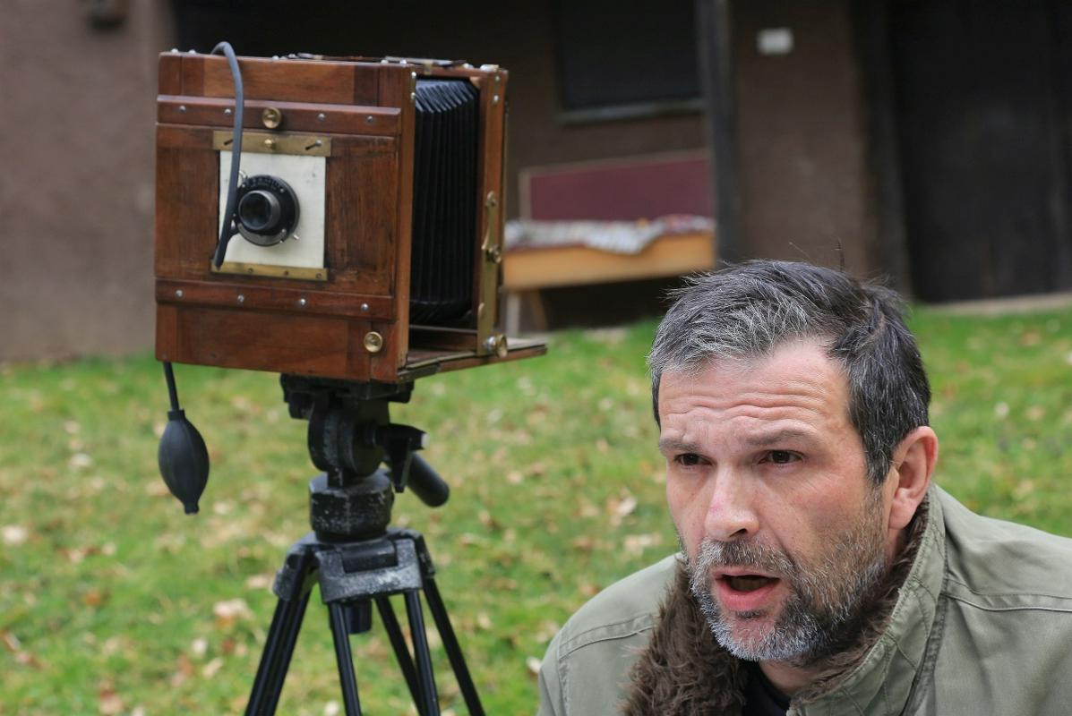 Mišo Keskenović uporablja stare fotografske kamere, ki slikajo na steklo. Foto: Goran Rovan