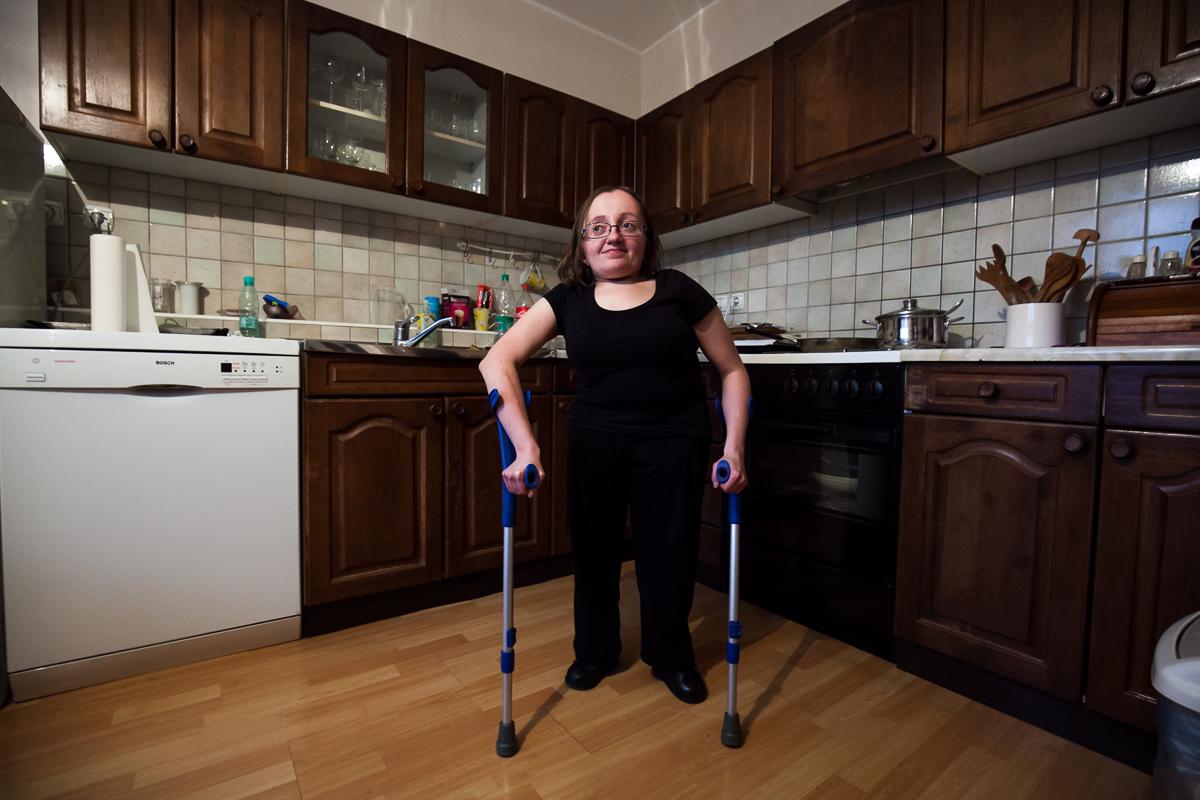 Valentina je pri svojih 30 letih preživela okoli dvajset zlomov, kljub določenim omejitvam pa meni, da jo je bolezen tudi veliko naučila. Foto: Matej Pušnik