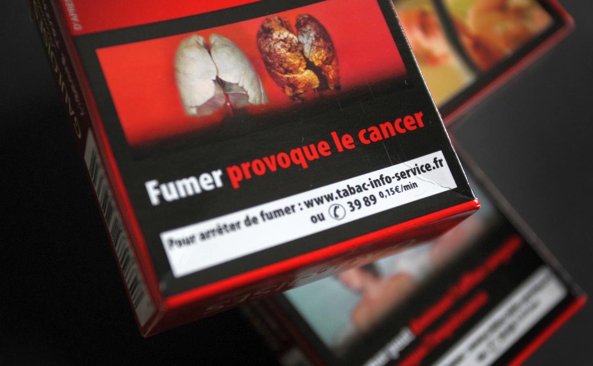 Predlagatelji zakona predlagajo odlog ukrepa enotne embalaže za tobačne izdelke za tri leta. Foto: EPA