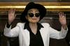 Yoko Ono sprejeta v bolnišnico