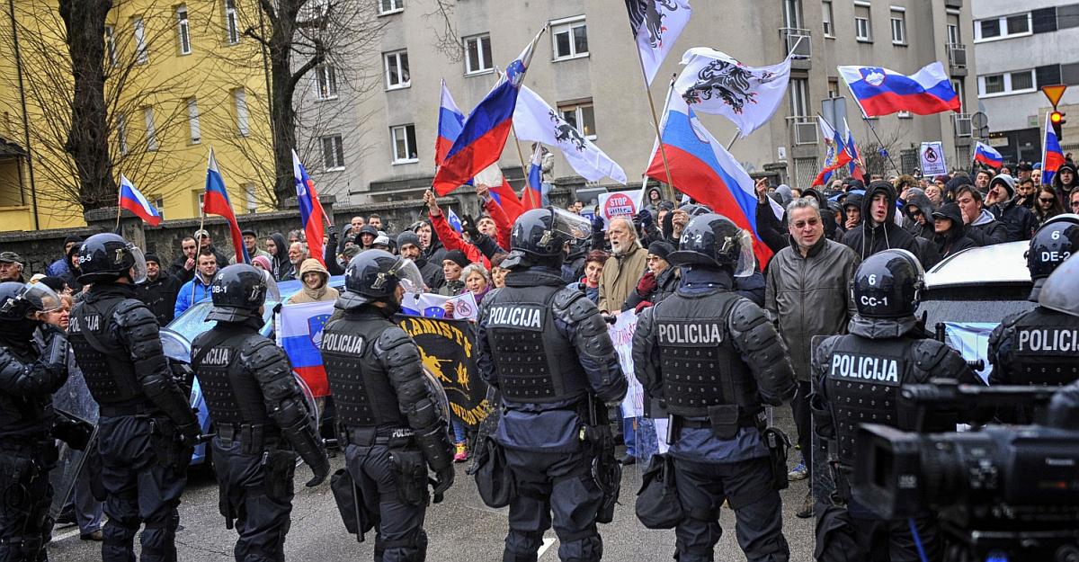 Policisti so preprečili stik med obema skupinama protestnikov. Foto: Borut Živulović/BoBo