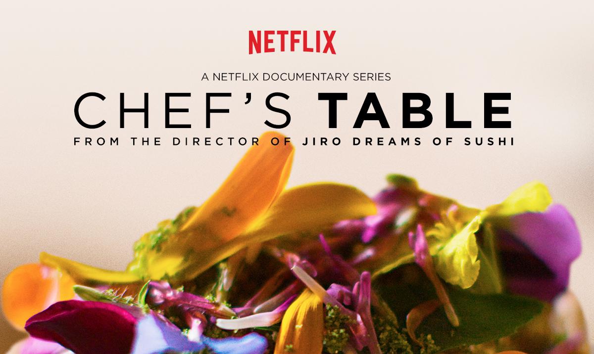 Očarljiva serija Davida Gelba, s katero sem že malo zasvojen, je tako čudovito posneta, da je že skorajda seksi, kuharske velemojstre, ki jih malodane po božje častimo, pa prikazuje kot ljudi iz mesa in krvi – obsedene s popolnostjo, strastne, morda rahlo nore, obsesivne in genialne. Foto: Netflix