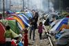 Foto: Tisočev ljudi, ki vztrajajo v Idomeniju, naj ne bi preselili na silo