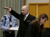 Breivik sprožil postopek in pred sodnika stopil z nacističnim pozdravom