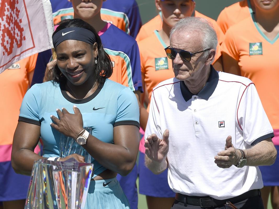 Serena Williams in Raymond Moore po ženskem finalu v Indian Wellsu, v katerem je zmagala Viktorija Azarenka. Foto: EPA