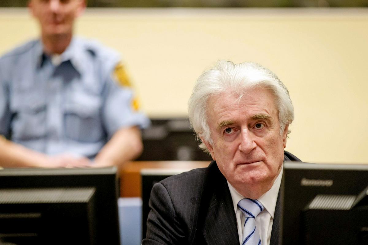 Karadžića so po 13 letih na begu aretirali 21. julija 2008 v Beogradu, kjer je delal pod lažno identiteto kot zdravilec Dragan Dabić. Foto: EPA