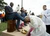 Foto: Papež ob obredu zadnje večerje noge umil tudi beguncem