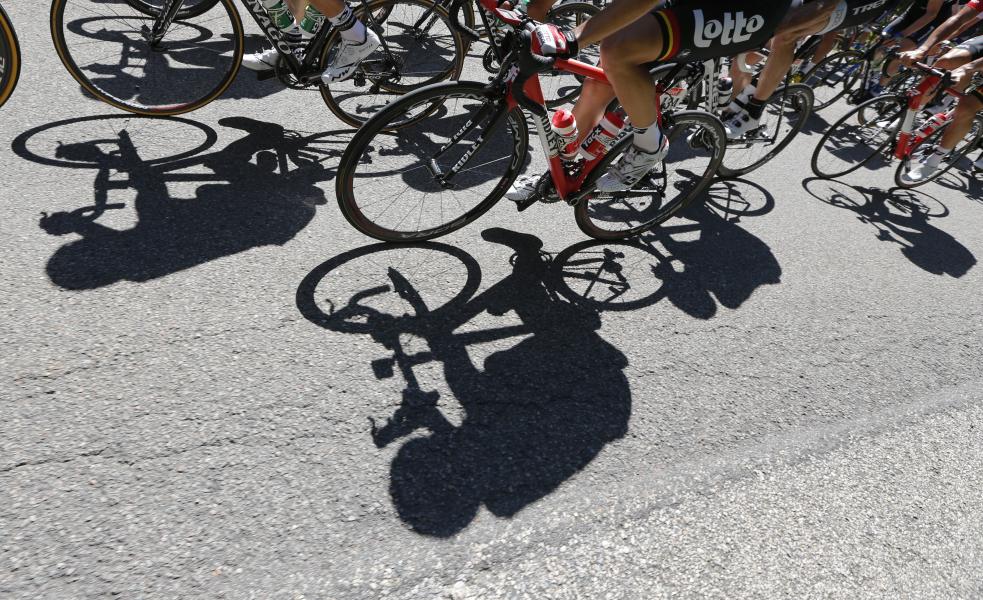 Foto: Reuters/Zelo nevarno je skupinsko kolesarjenje, saj strnjena kolona kolesarjev lahko popolnoma onemogoči varno prehitevanje zadaj vozečih hitrejših vozil. 
