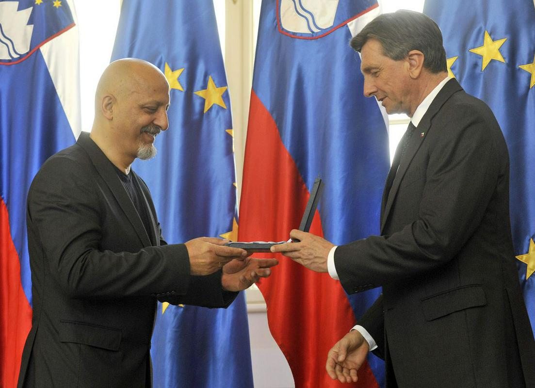 Predsednik republike je podelil medaljo za zasluge romskemu glasbeniku Imerju Brizaniju. Red za zasluge pa je predsednik republike podelil Zvezi Romov Slovenije. Foto: BoBo