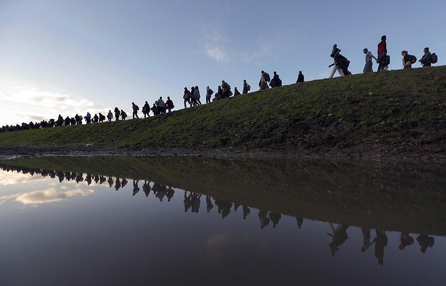 Zmagovalno fotografijo, ki dokumentira prebežnike na poti, je Živulović posnel 20. oktobra lani na obrobju Brežic. Foto: Srdjan Živulović Žiga / Reuters