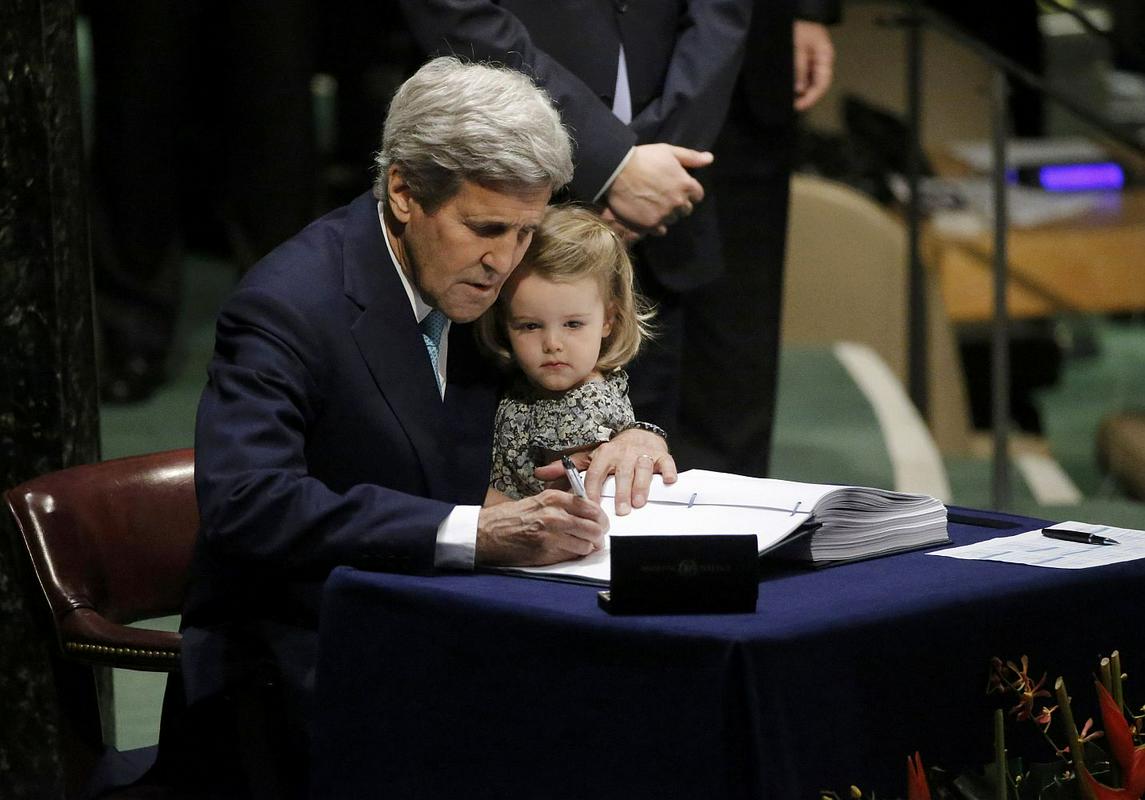 Ameriški državni sekretar John Kerry je sporazum podpisal s svojo dveletno vnukinjo Isabelle Dobbs-Higginson. Foto: Reuters