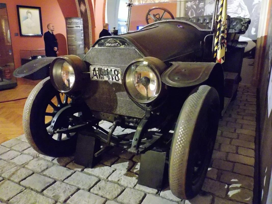 V tem avtomobilu se je vozil prestolonaslednik, ko je nanj streljal atentator. Hrani Muzej vojne zgodovine Dunaj.