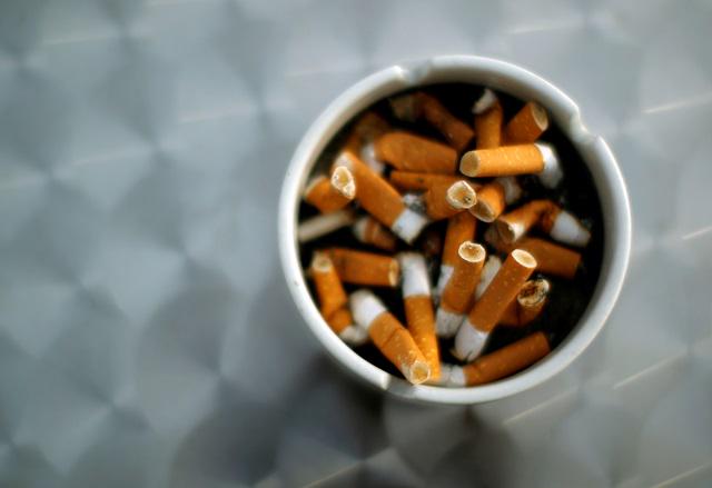 Strožji zakonodaji je nasprotovala predvsem tobačna industrija, saj poleg določb evropske direktive uvaja dodatne ukrepe za zmanjševanje uporabe tobačnih izdelkov: enotno ovojnino ter velika besedilna in slikovna opozorila o škodljivosti kajenja. Foto: Reuters
