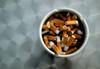 Med mladostniki je vse manj kadilcev, a kadi kar četrtina odraslih