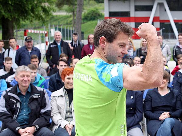 Nekdanji izjemni telovadec Mitja Petkovšek (tudi svetovni prvak na bradlji) rad pokaže mišice in tudi na ta način navduši otroke za šport. Foto: www.alesfevzer.com