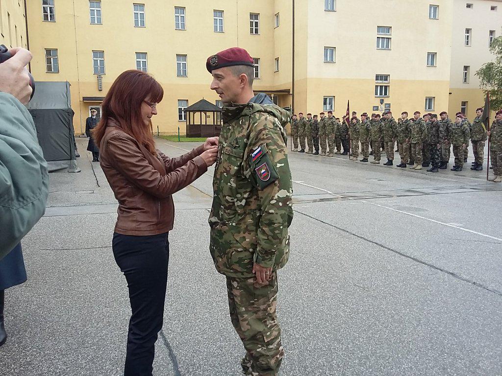 Obrambna ministrica Andreja Katič je v celjski vojašnici vojakom podelila odlikovanja. Foto: MORS