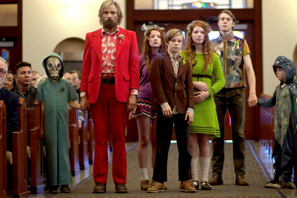 V filmu Captain Fantastic, ki ga lahko označimo za največje presenečenje in najboljši film festivala, je v ospredju lik družinskega očeta (izvrstno ga odigra Viggo Mortensen), ki svojih šest otrok vzgaja v divjini, povsem izven družbenih okvirjev in povezav z drugimi ljudmi. Foto: EPA