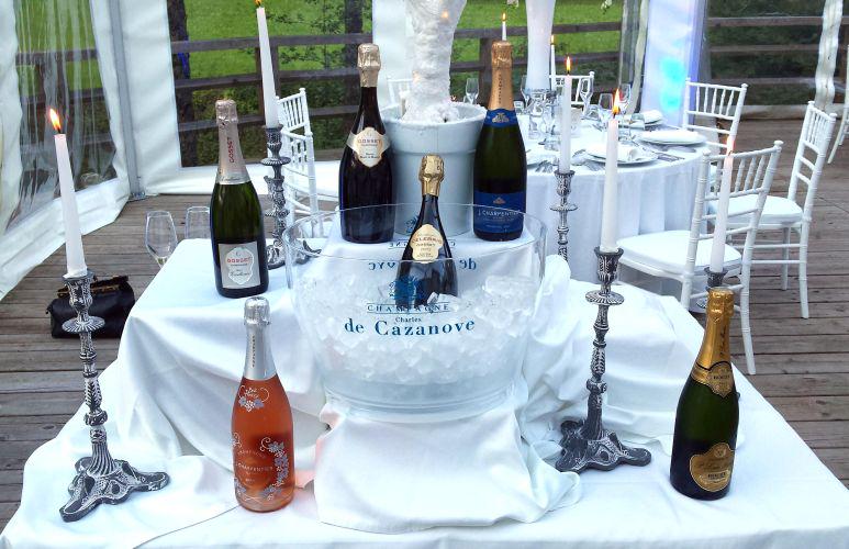 Nabor šampanjcev na večerji v belem v Gastužu pri Žički kartuziji. Foto: MMC RTV SLO