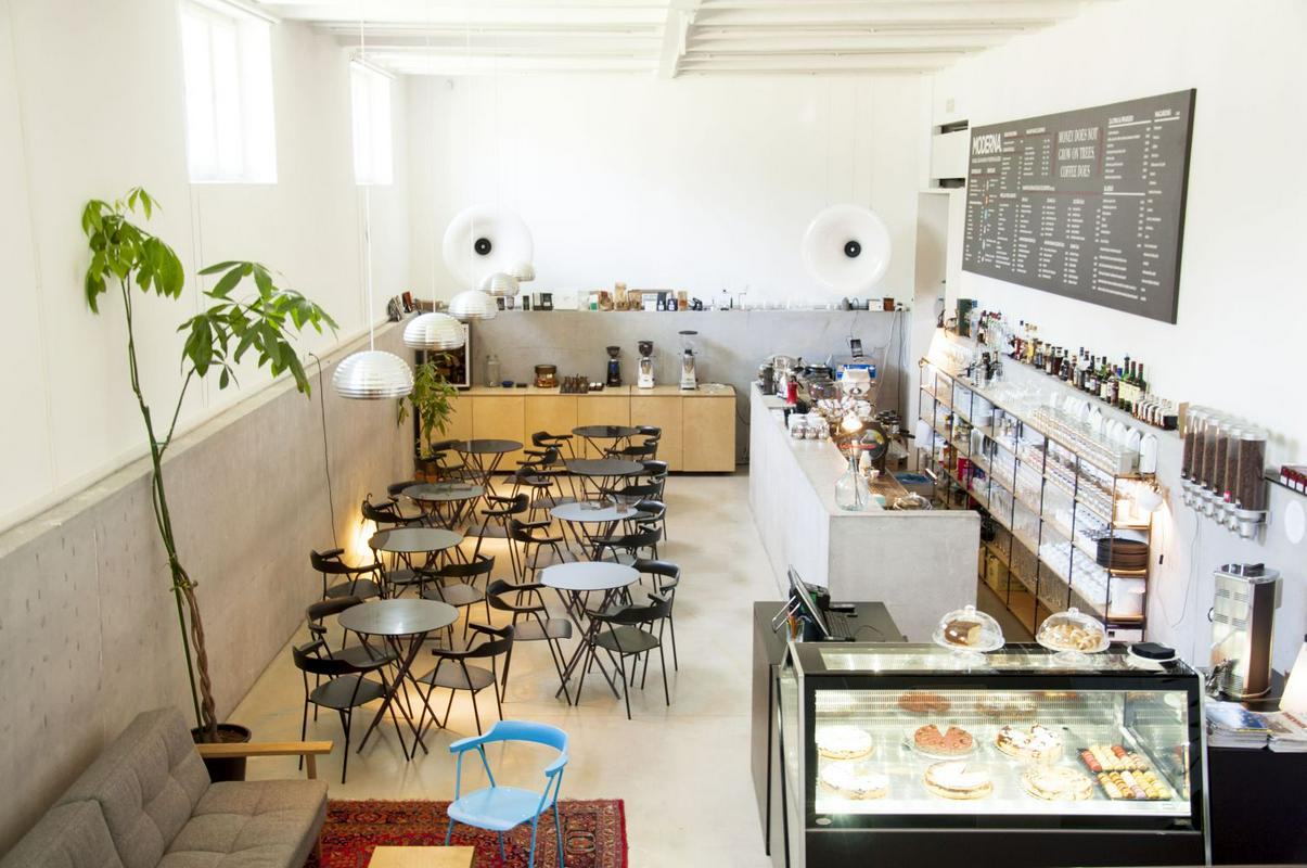 Kavarna je razdeljena na dva dela; zgornji je namenjen bolj sprošenemu sedenju, spodnji pa je kavarniški s stoli Nika Kralja. Foto: MMC RTV SLO/Katja Štok