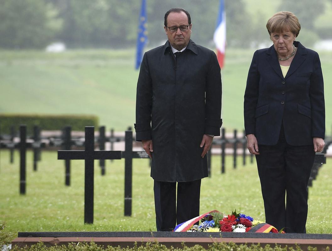 Predsednik Francije Hollande in nemška kanclerka Merkel sta med drugim položila vence pred pokopališčem nemških vojakov v kraju Consenvoye. Bitka pri Verdunu po njunem mnenju simbolizira nesmiselnost vojne. Foto: Reuters