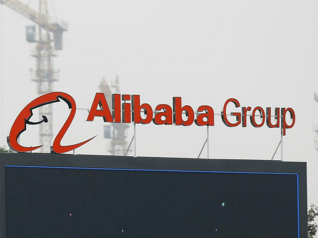 Delnice kitajskega spletnega trgovca Alibabe se pocenile za več kot osem odstotkov, saj je spodletela javna prodaja delnic (IPO) Alibabine finančne podružnice Ant Group. IPO bi bil vreden kar 34,4 milijarde dolarjev. Delnice bi sicer morale od jutri kotirati tako v Šanghaju kot v Hongkongu. Največji na svetu (29,4 milijarde USD) torej ostaja lanski IPO naftnega velikana Saudi Aramco. Foto: Reuters