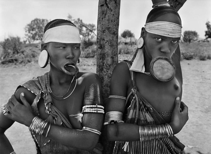 Sebastião Salgado je leta 2007 v Etiopiji fotografiral pripadnice ljudstva Mursi v narodnem parku Mago blizu kraja Jinka. Pripadnice ljudstev Mursi in Surma so edine ženske na svetu, ki še nosijo ustne diske. Foto: Sebastião Salgado. Amazonas Images