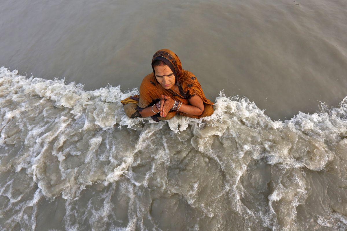 Hindujci verjamejo, da ima voda reke Ganges posebno moč, ki jih očisti grehov. Foto: Reuters