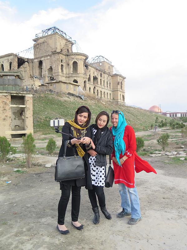 Selfie z domačinkama pred razrušeno kraljevo palačo v Kabulu