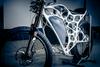 Motorno kolo, natisnjeno s 3D-tiskalnikom, tehta 35 kilogramov