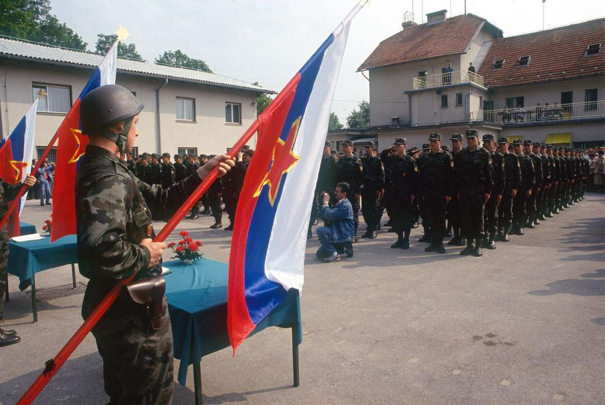 Slovesna zaprisega prve generacije vojaških nabornikov na Igu iz leta 1991 Foto: BoBo