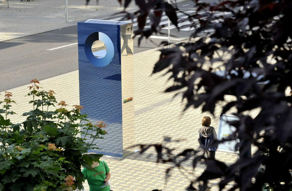 Baragov Cyanometer je odprl Ljubljano – Zeleno prestolnico Evrope leta 2016, in je od takrat stalno postavljen na ploščadi Ajdovščina, kjer usmerja pogled obiskovalcev k Alpam, obenem pa predstavlja javno orodje za spremljanje kakovosti ozračja, ki ga prikazuje na barvni skali. Foto: BoBo